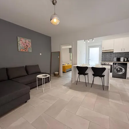 2br - Prime Location Апартаменты *