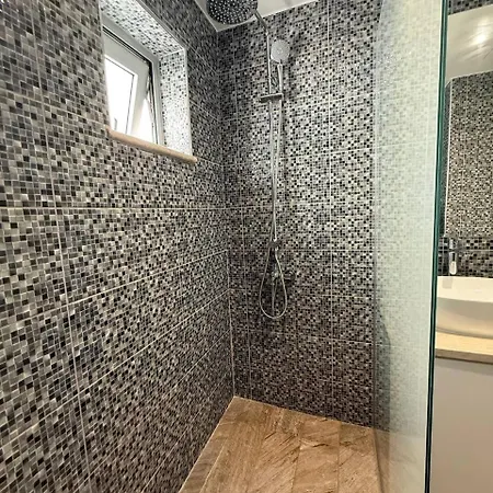 2br - Prime Location