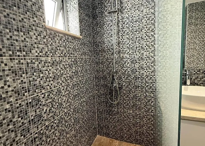 2br - Prime Location